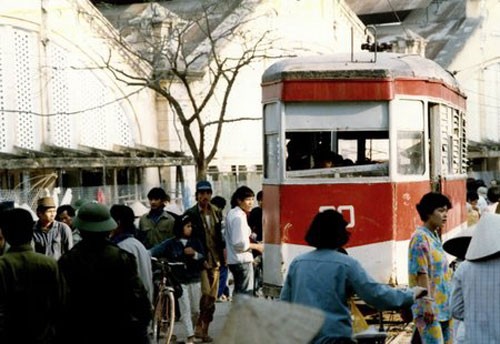 Tàu điện trước cửa chợ Đồng Xuân những năm 1970-1980